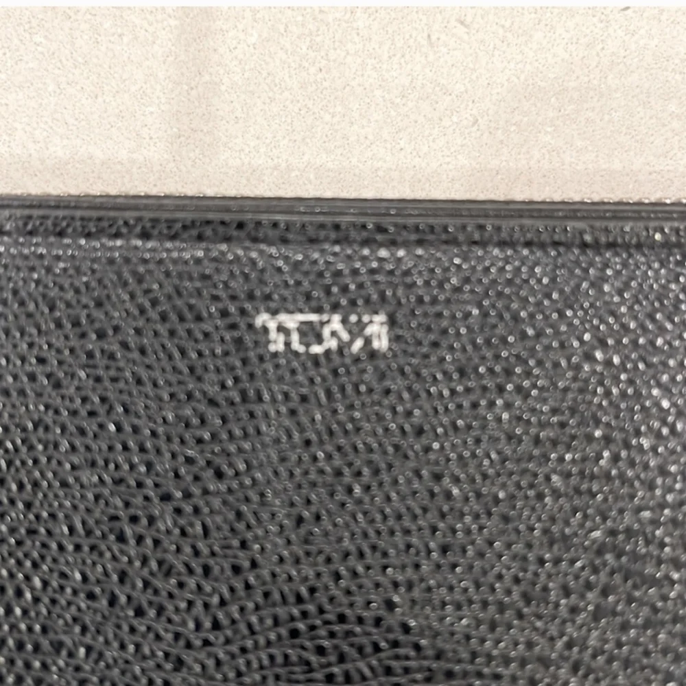 Tumi Black Coated Leather zip Around wallet, Silver Hdwre, GUC